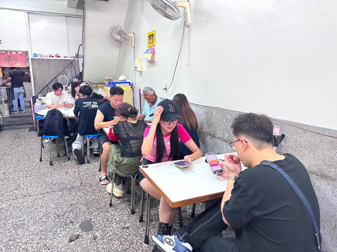 【鴨肉和】高雄超人氣鴨肉飯，排隊人潮滿滿，鴨肉湯一整隻腿超澎湃 @猴屁的異想世界