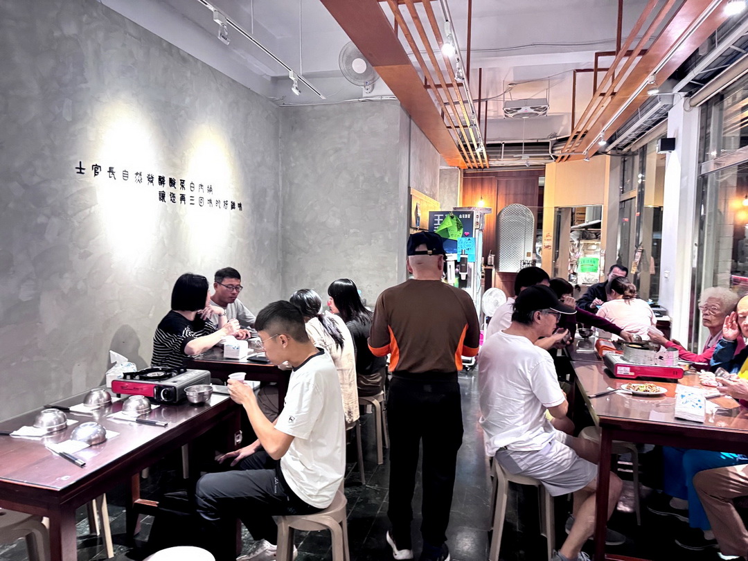 士官長野地餐廳|台中無菜單吃到飽只要400元!土官長酸菜白肉鍋、手工蔥油餅、湖南臘味超澎湃 @猴屁的異想世界 士官長野地餐廳|台中無菜單吃到飽只要400元!土官長酸菜白肉鍋、手工蔥油餅、湖南臘味超澎湃 @猴屁的異想世界