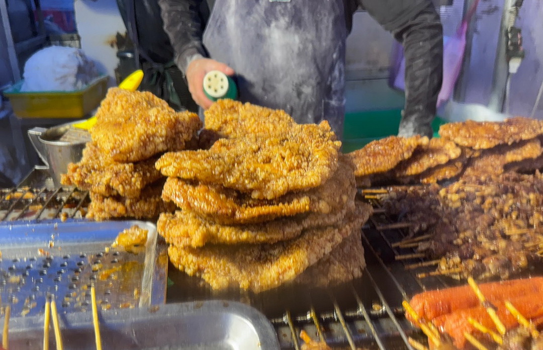 【統大碳烤香雞排】台南花園夜市超人氣排隊雞排店,外酥內嫩超香,雞肉香腸、雞心串通通必吃! @猴屁的異想世界 【統大碳烤香雞排】台南花園夜市超人氣排隊雞排店,外酥內嫩超香,雞肉香腸、雞心串通通必吃! @猴屁的異想世界