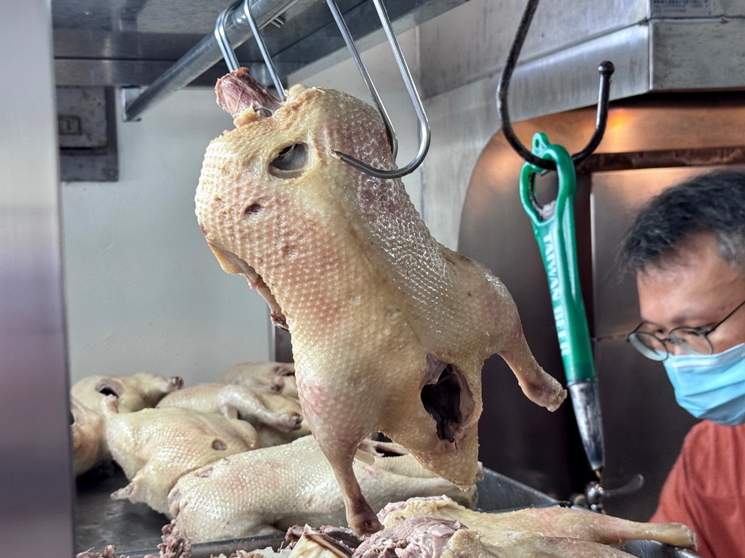 【鴨肉和】高雄超人氣鴨肉飯，排隊人潮滿滿，鴨肉湯一整隻腿超澎湃 @猴屁的異想世界