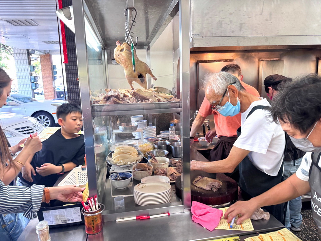 【鴨肉和】高雄超人氣鴨肉飯，排隊人潮滿滿，鴨肉湯一整隻腿超澎湃 @猴屁的異想世界