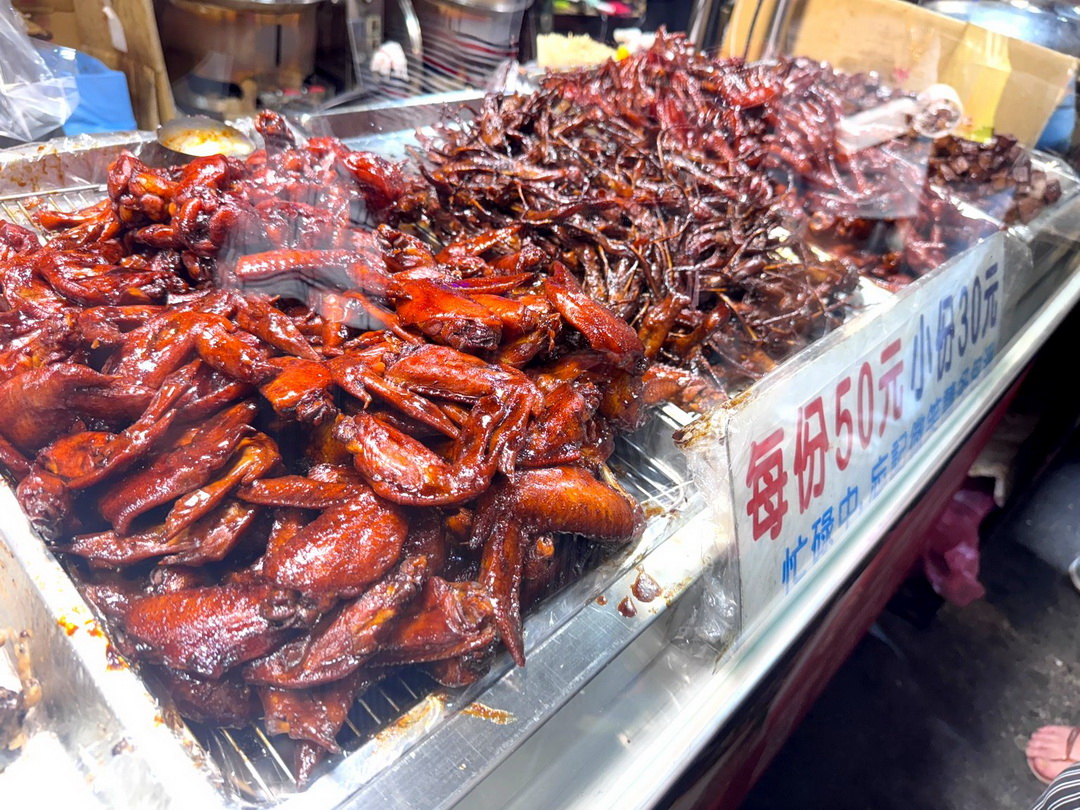 【二師兄古早味滷味】台南花園夜市排隊名店，雞翅、甜不辣、鴨翅滷到入味香氣爆棚 @猴屁的異想世界