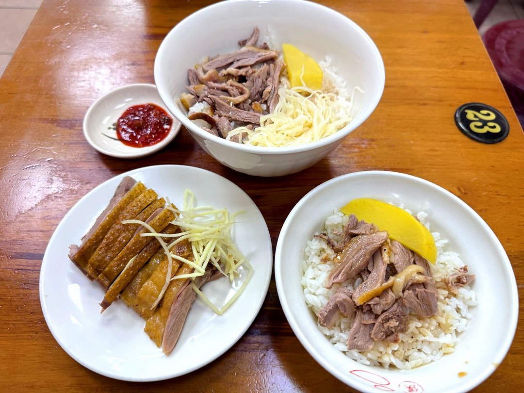 【侯記鴨肉飯】高雄必比登推薦老字號鴨肉飯，在地人激推40年人氣美食，鴨肉香嫩飯香四溢 @猴屁的異想世界