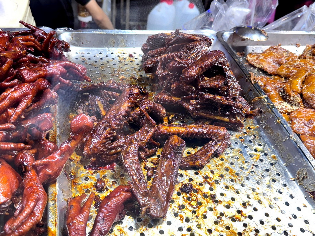【二師兄古早味滷味】台南花園夜市排隊名店，雞翅、甜不辣、鴨翅滷到入味香氣爆棚 @猴屁的異想世界