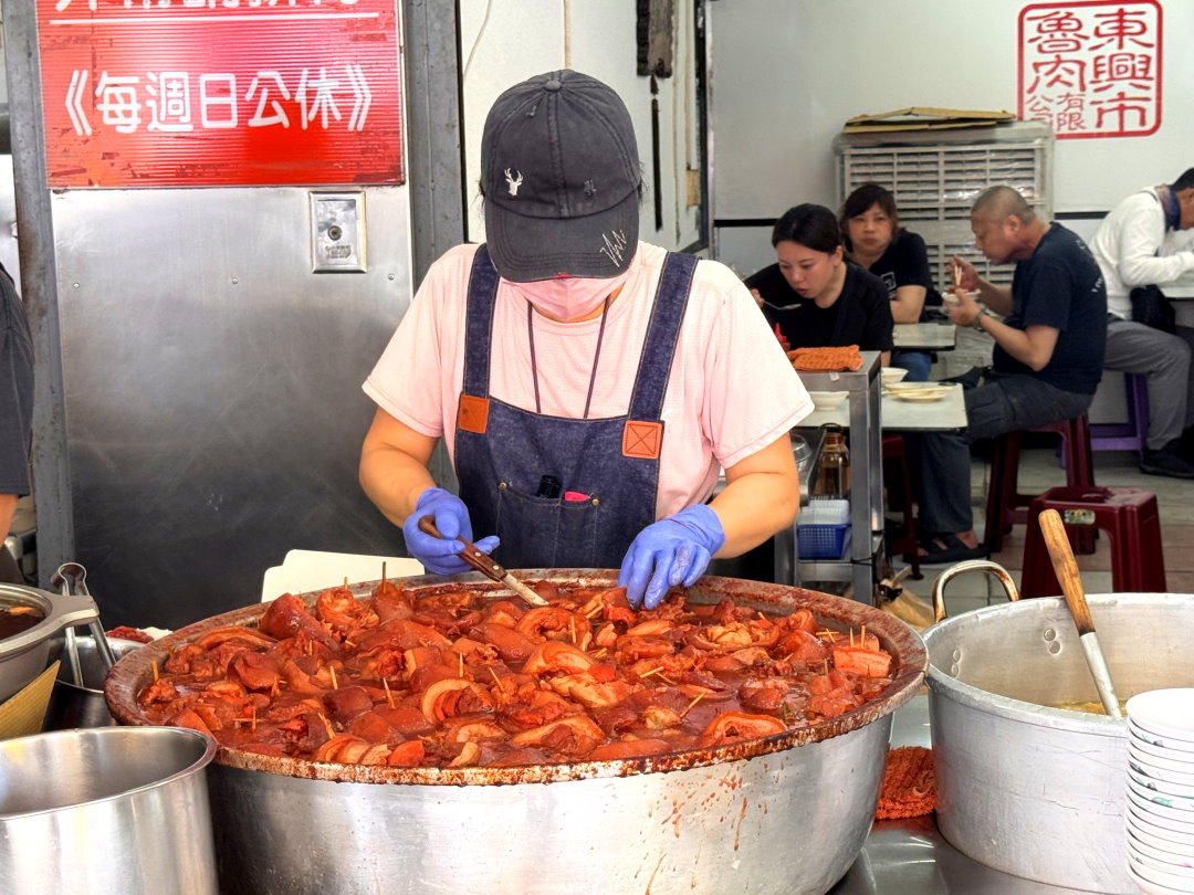東興市魯肉義｜台中最好吃的滷肉飯，鄉民激推爌肉飯必點，酸菜辣椒加好加滿 @猴屁的異想世界