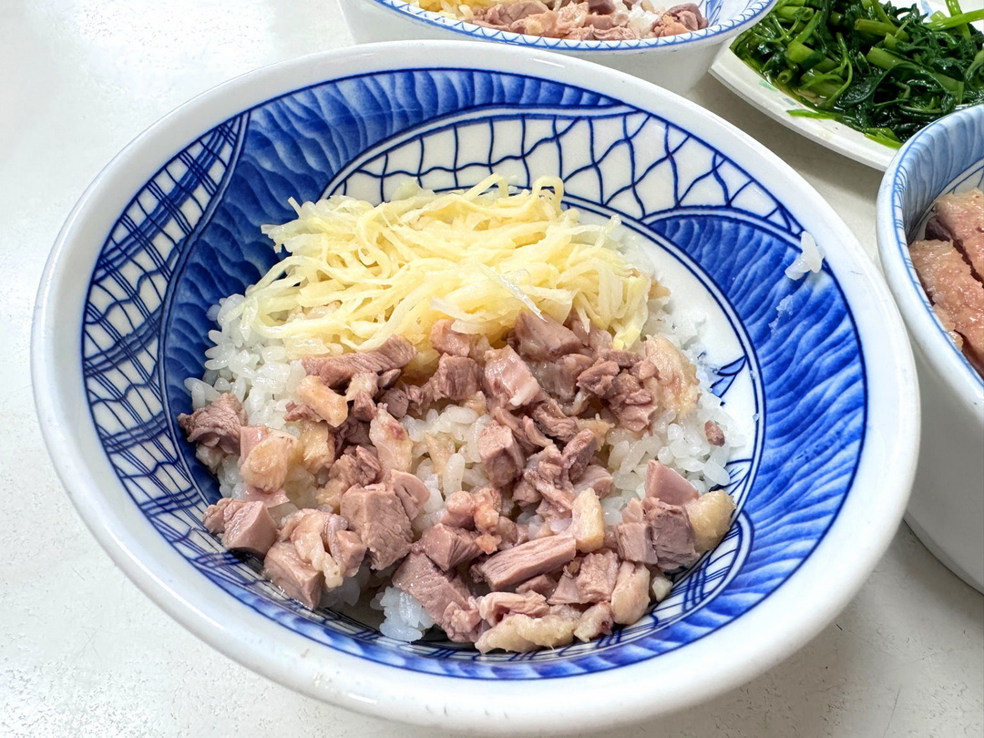 【鴨肉和】高雄超人氣鴨肉飯，排隊人潮滿滿，鴨肉湯一整隻腿超澎湃 @猴屁的異想世界