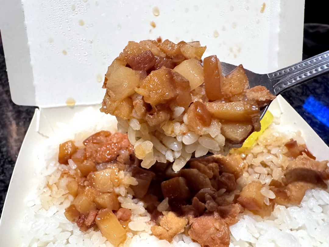 饡味軒嘉義火雞肉飯|台中超人氣平價便當店,道地嘉義口味火雞肉飯、滷肉飯必吃! @猴屁的異想世界 饡味軒嘉義火雞肉飯|台中超人氣平價便當店,道地嘉義口味火雞肉飯、滷肉飯必吃! @猴屁的異想世界