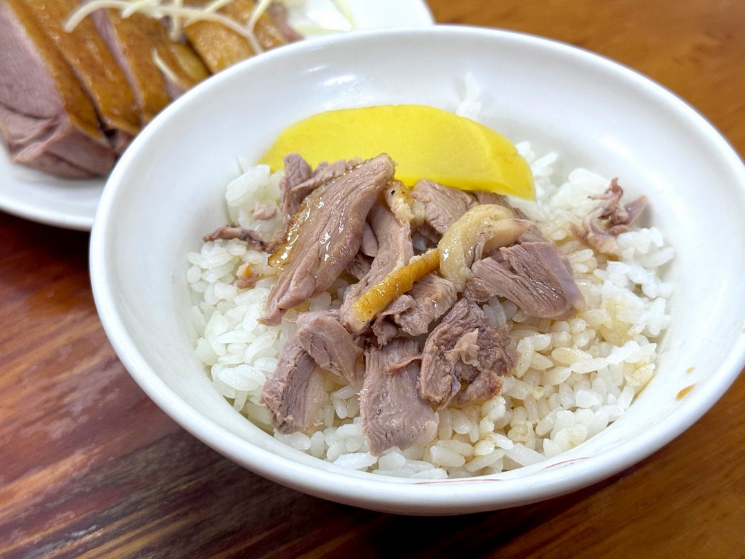 【侯記鴨肉飯】高雄必比登推薦老字號鴨肉飯，在地人激推40年人氣美食，鴨肉香嫩飯香四溢 @猴屁的異想世界