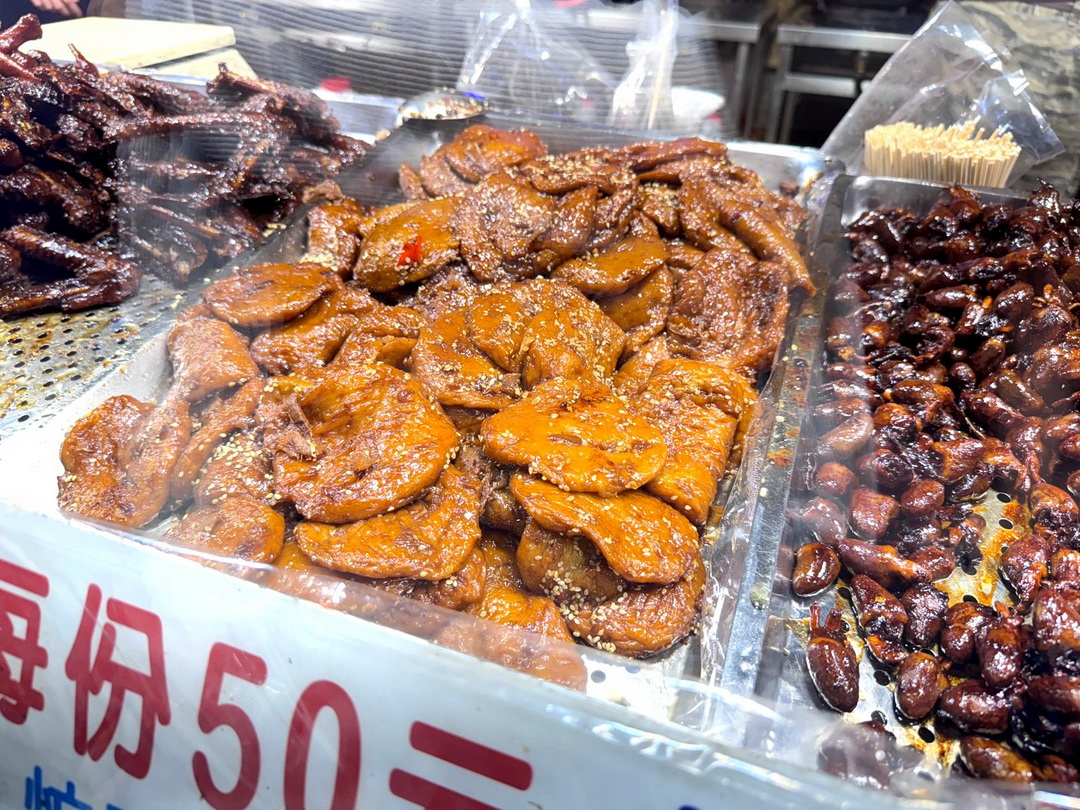 【二師兄古早味滷味】台南花園夜市排隊名店，雞翅、甜不辣、鴨翅滷到入味香氣爆棚 @猴屁的異想世界