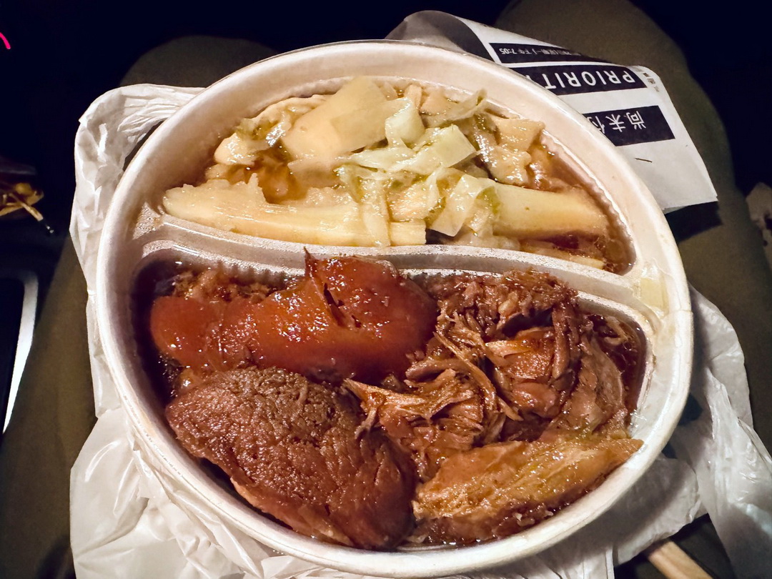 【五燈獎內湖店】內湖竟然也有五燈獎，腿庫飯必點，貴一點但肉很多 @猴屁的異想世界