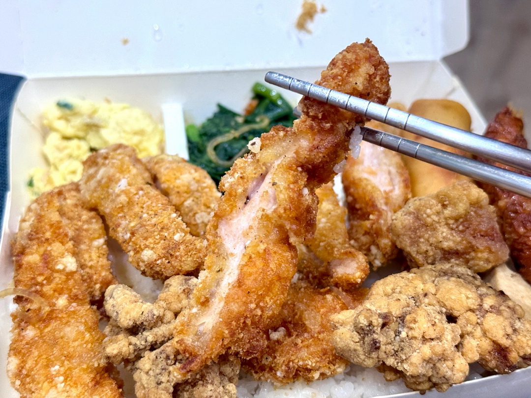 【巧嶼草袋飯】台中超人氣便當,無骨鹹酥雞飯滿到看不到飯只要90元,超高CP值! @猴屁的異想世界 【巧嶼草袋飯】台中超人氣便當,無骨鹹酥雞飯滿到看不到飯只要90元,超高CP值! @猴屁的異想世界