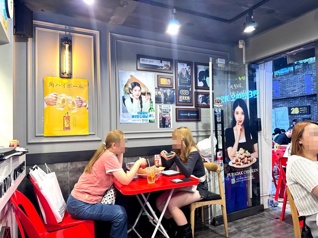 PURADAK CHICKEN明洞店｜IU代言韓國炸雞名店！三種口味一次滿足，明洞必吃宵夜推薦！ @猴屁的異想世界