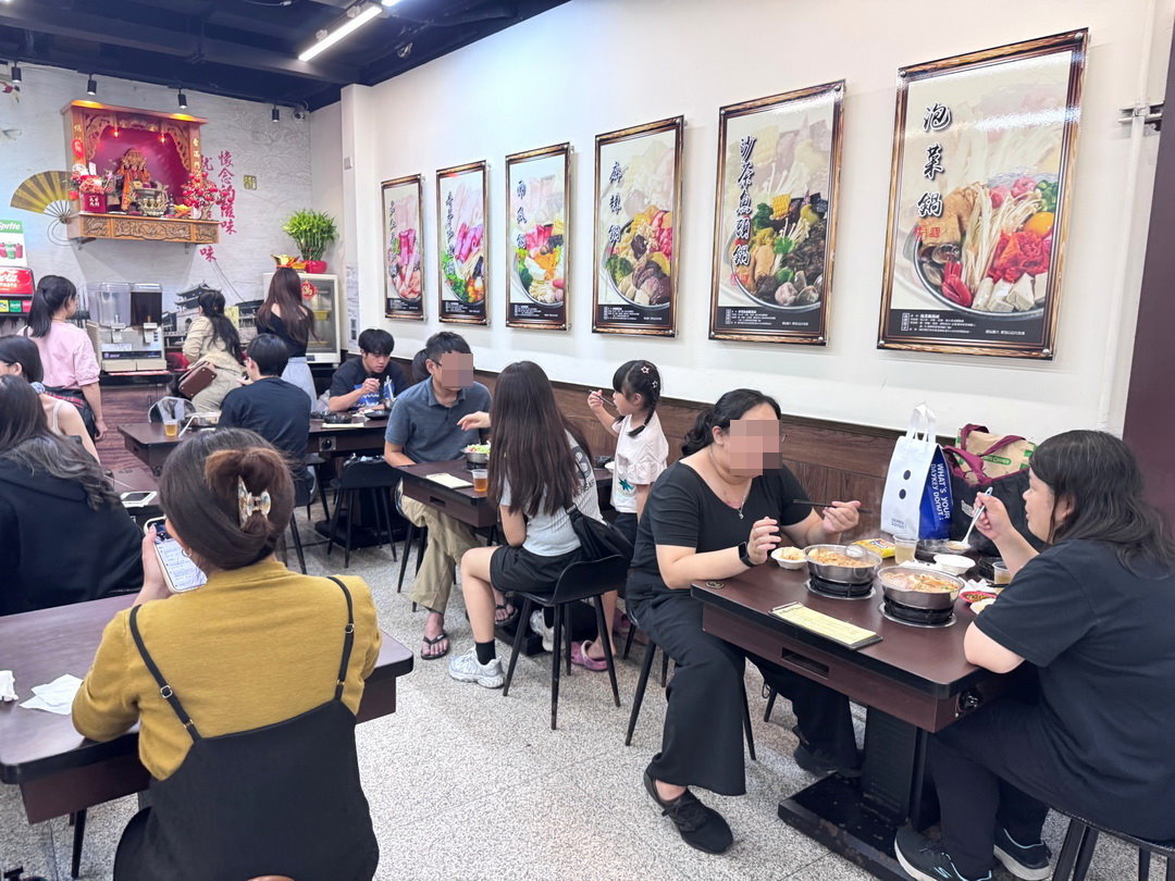 三媽臭臭鍋逢甲店|台中最好吃的三媽分店,平價個人鍋附飲料冰淇淋吃到飽!大腸臭臭鍋必點 @猴屁的異想世界 三媽臭臭鍋逢甲店|台中最好吃的三媽分店,平價個人鍋附飲料冰淇淋吃到飽!大腸臭臭鍋必點 @猴屁的異想世界