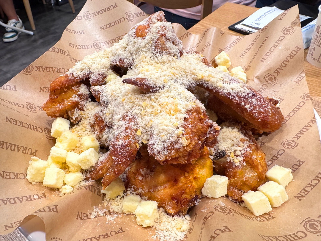 PURADAK CHICKEN明洞店｜IU代言韓國炸雞名店！三種口味一次滿足，明洞必吃宵夜推薦！ @猴屁的異想世界