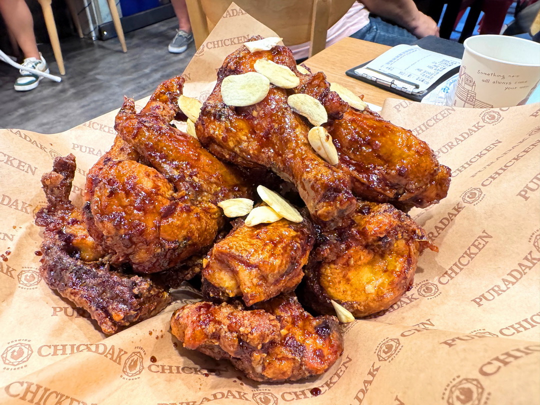 PURADAK CHICKEN明洞店｜IU代言韓國炸雞名店！三種口味一次滿足，明洞必吃宵夜推薦！ @猴屁的異想世界