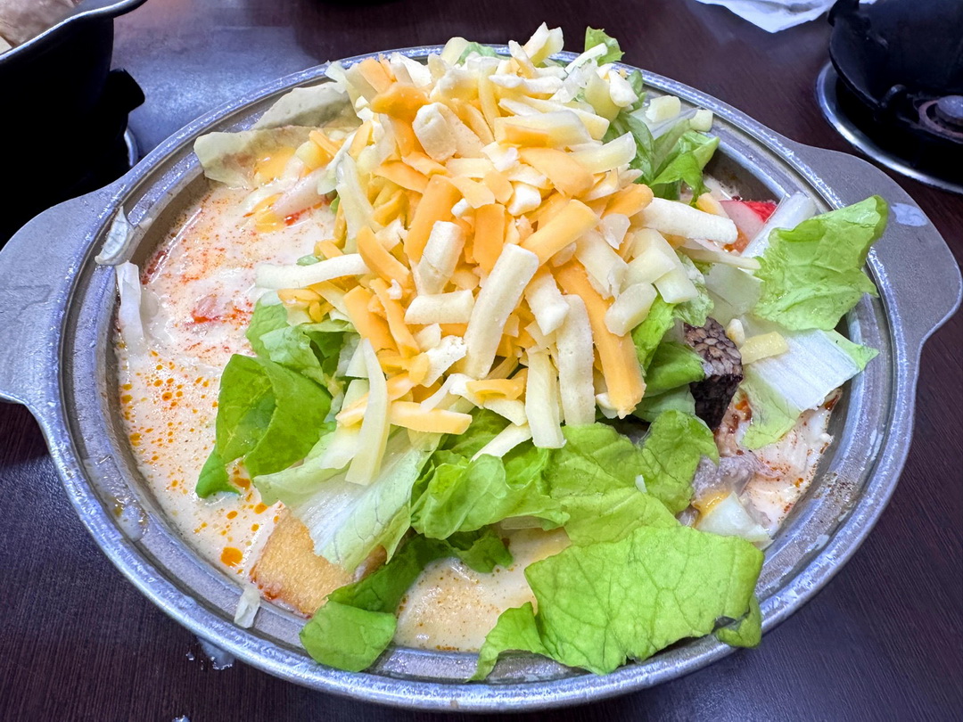 【八鮮鍋海臭臭鍋台中店】西屯平價火鍋推薦!白飯飲料冰淇淋吃到飽,麻辣牛奶鍋超香濃必點! @猴屁的異想世界 【八鮮鍋海臭臭鍋台中店】西屯平價火鍋推薦!白飯飲料冰淇淋吃到飽,麻辣牛奶鍋超香濃必點! @猴屁的異想世界
