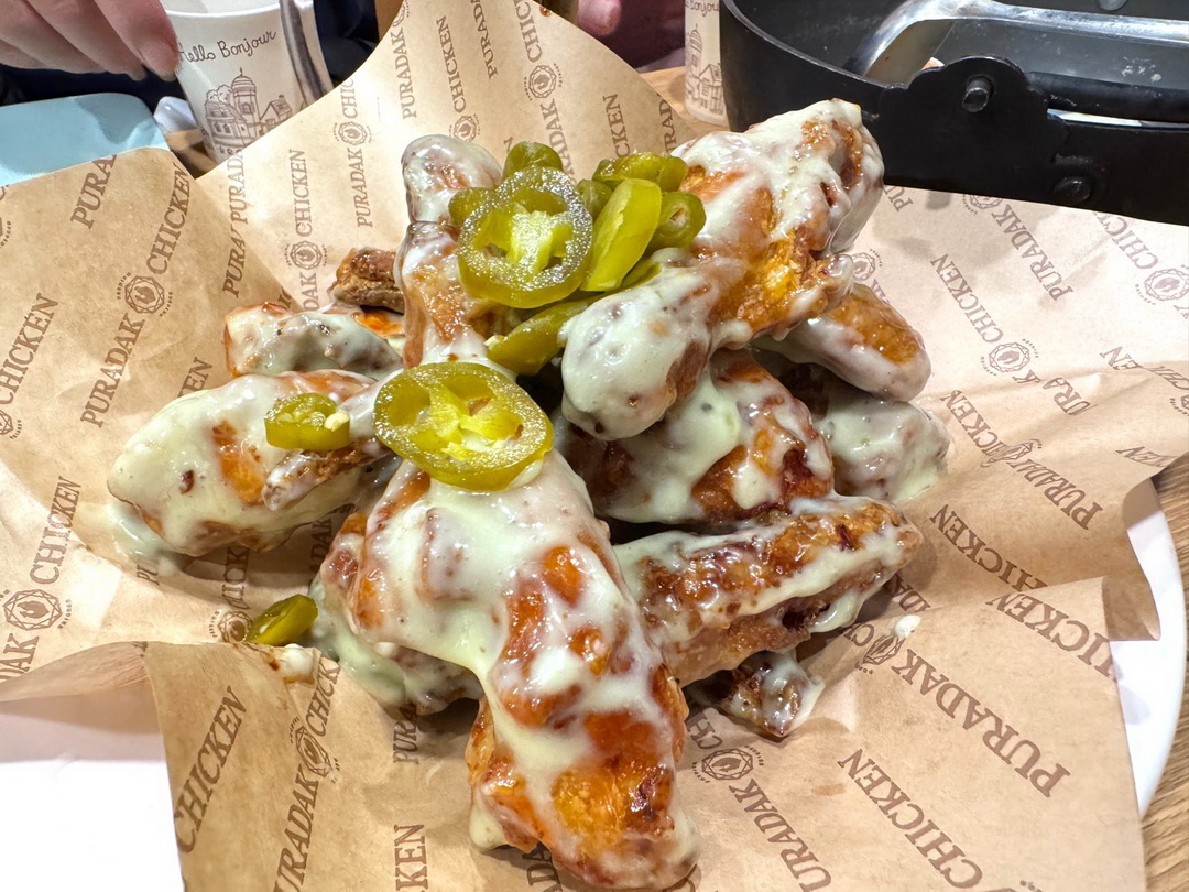 PURADAK CHICKEN明洞店｜IU代言韓國炸雞名店！三種口味一次滿足，明洞必吃宵夜推薦！ @猴屁的異想世界