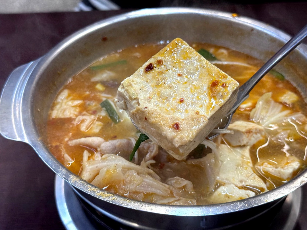 三媽臭臭鍋逢甲店|台中最好吃的三媽分店,平價個人鍋附飲料冰淇淋吃到飽!大腸臭臭鍋必點 @猴屁的異想世界 三媽臭臭鍋逢甲店|台中最好吃的三媽分店,平價個人鍋附飲料冰淇淋吃到飽!大腸臭臭鍋必點 @猴屁的異想世界