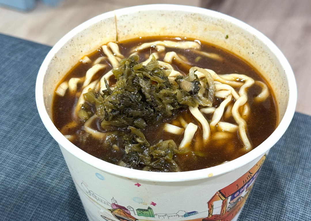 【小眷村牛肉麵重慶店】台中西屯牛肉麵推薦，半筋半肉牛肉麵必點，眷村風格復古好拍 @猴屁的異想世界
