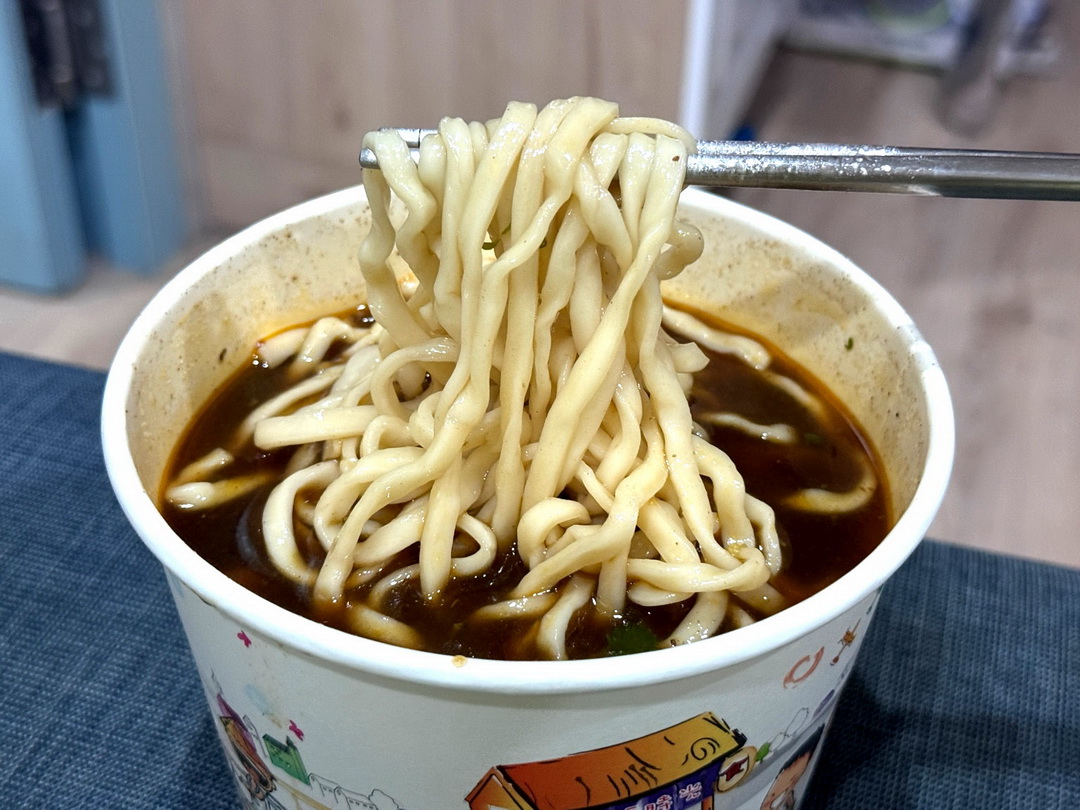 【小眷村牛肉麵重慶店】台中西屯牛肉麵推薦，半筋半肉牛肉麵必點，眷村風格復古好拍 @猴屁的異想世界