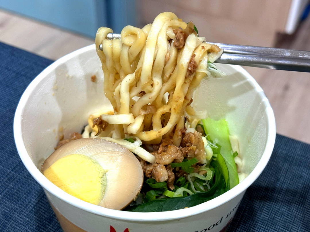 【小眷村牛肉麵重慶店】台中西屯牛肉麵推薦，半筋半肉牛肉麵必點，眷村風格復古好拍 @猴屁的異想世界