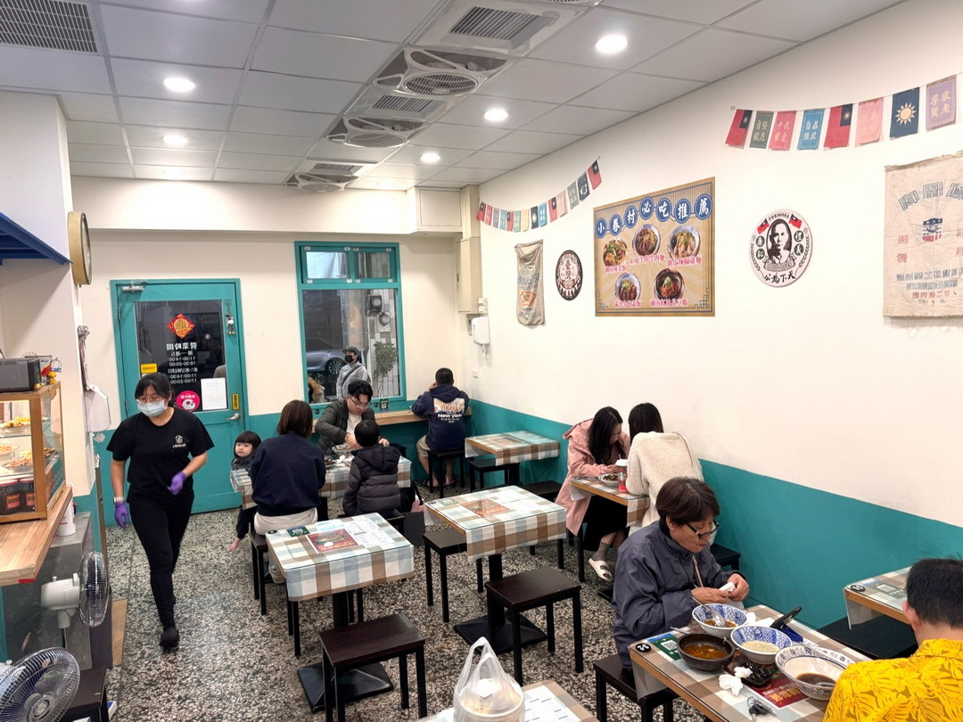 【小眷村牛肉麵重慶店】台中西屯牛肉麵推薦，半筋半肉牛肉麵必點，眷村風格復古好拍 @猴屁的異想世界