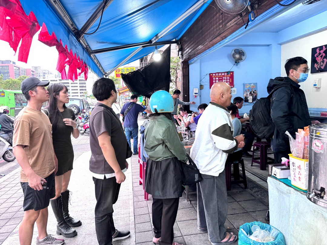 花蓮水尾臭豆腐台中自由店|台中超人氣臭豆腐!外酥內嫩、免費湯跟紅茶喝到滿意,假日一定排隊! @猴屁的異想世界 花蓮水尾臭豆腐台中自由店|台中超人氣臭豆腐!外酥內嫩、免費湯跟紅茶喝到滿意,假日一定排隊! @猴屁的異想世界