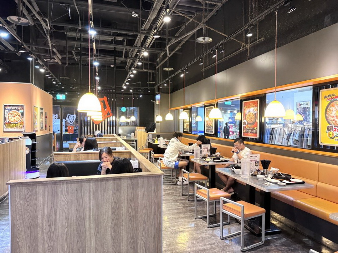 花月嵐拉麵台中文心家樂福店｜最強大蒜拳骨蒜味拉麵推薦，免費生蒜加爆超過癮！ @猴屁的異想世界