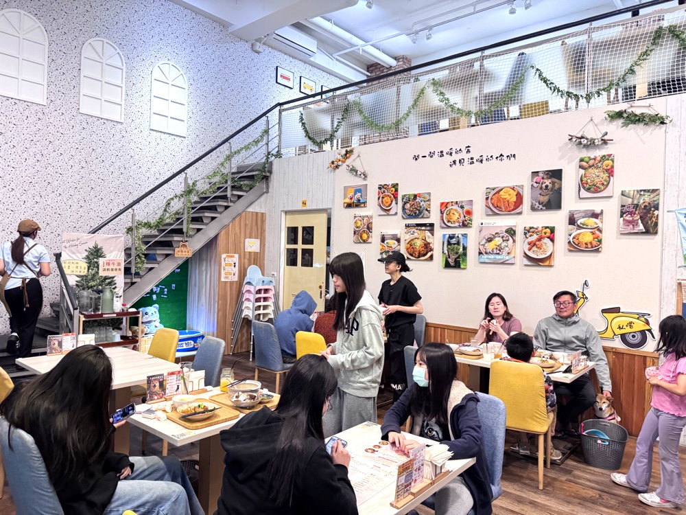 【私嚐の吃飯北大店】三峽美食超萌柴柴店狗陪吃飯！必點視覺系雲朵烏龍麵，寵物與親子友善餐廳 @猴屁的異想世界