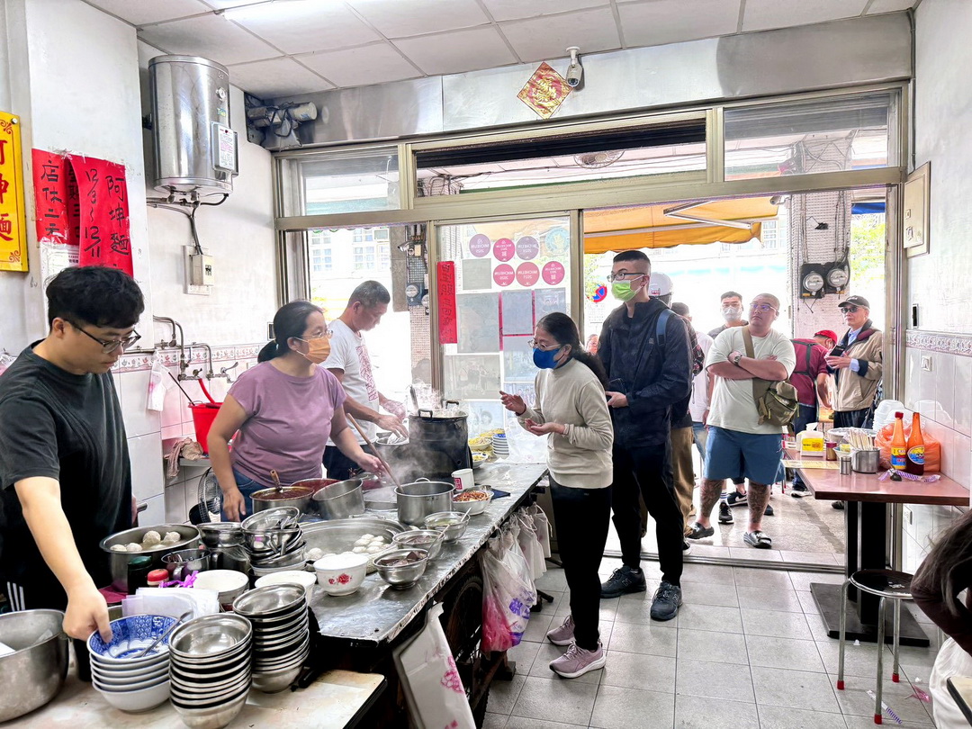 【阿坤麵】台中光復國小美食推薦,米其林連續六年入選!乾麵必點、豬血湯超大塊 @猴屁的異想世界 【阿坤麵】台中光復國小美食推薦,米其林連續六年入選!乾麵必點、豬血湯超大塊 @猴屁的異想世界