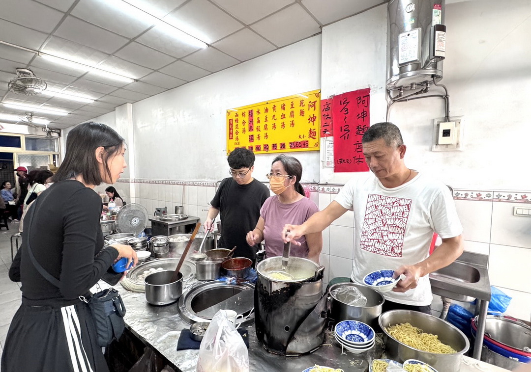 【阿坤麵】台中光復國小美食推薦,米其林連續六年入選!乾麵必點、豬血湯超大塊 @猴屁的異想世界 【阿坤麵】台中光復國小美食推薦,米其林連續六年入選!乾麵必點、豬血湯超大塊 @猴屁的異想世界