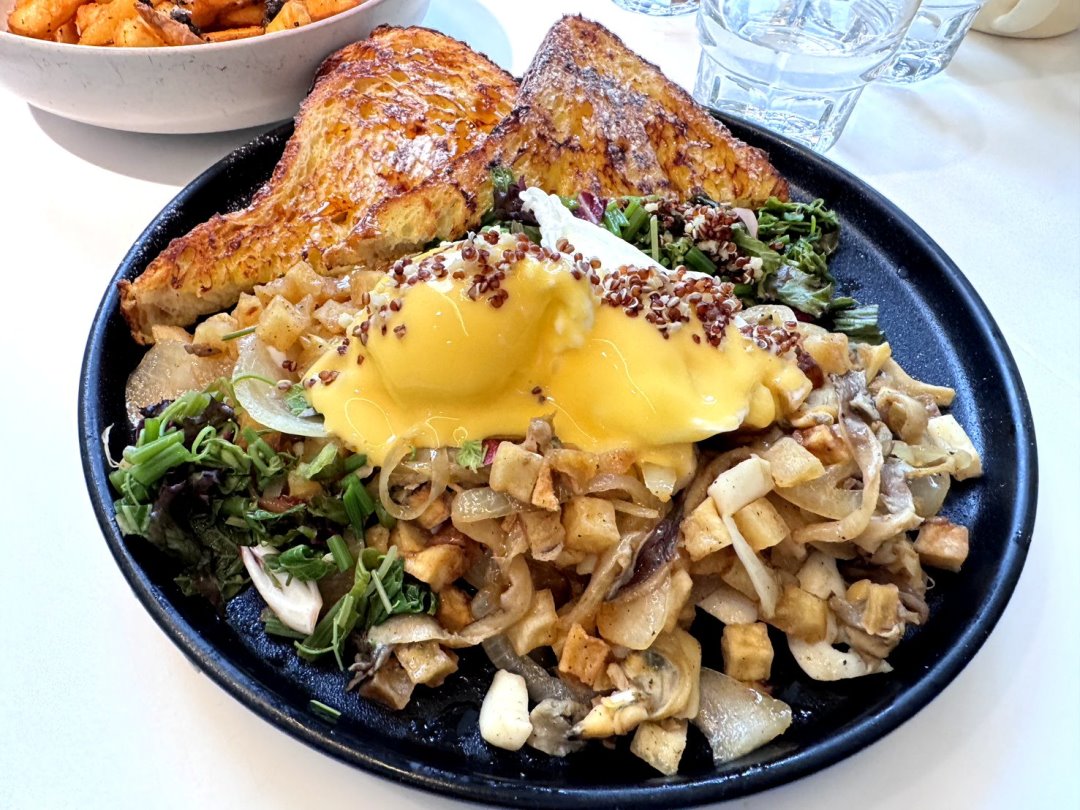 【貳樓微風南山店】台北信義區早午餐推薦，最美空間＋飲料續杯，義大利麵也好吃 @猴屁的異想世界