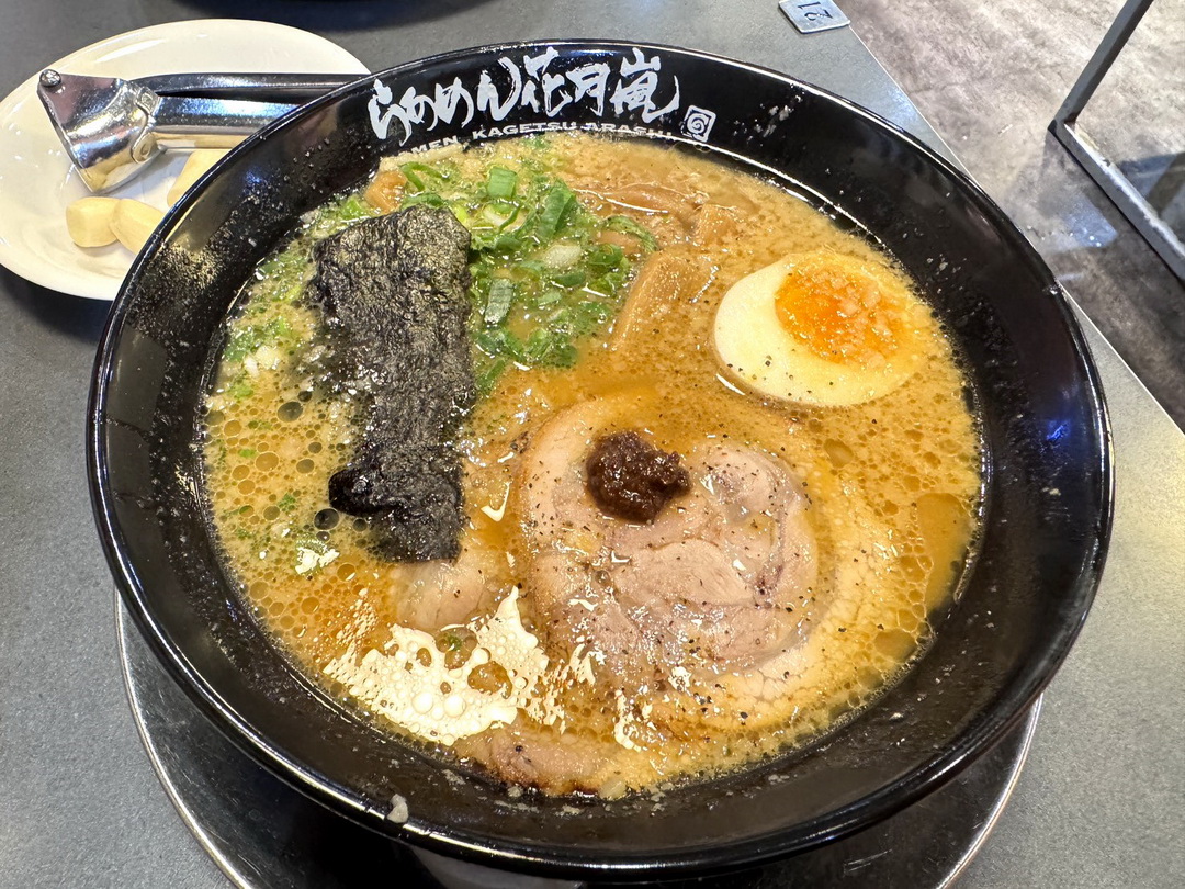 花月嵐拉麵台中文心家樂福店｜最強大蒜拳骨蒜味拉麵推薦，免費生蒜加爆超過癮！ @猴屁的異想世界