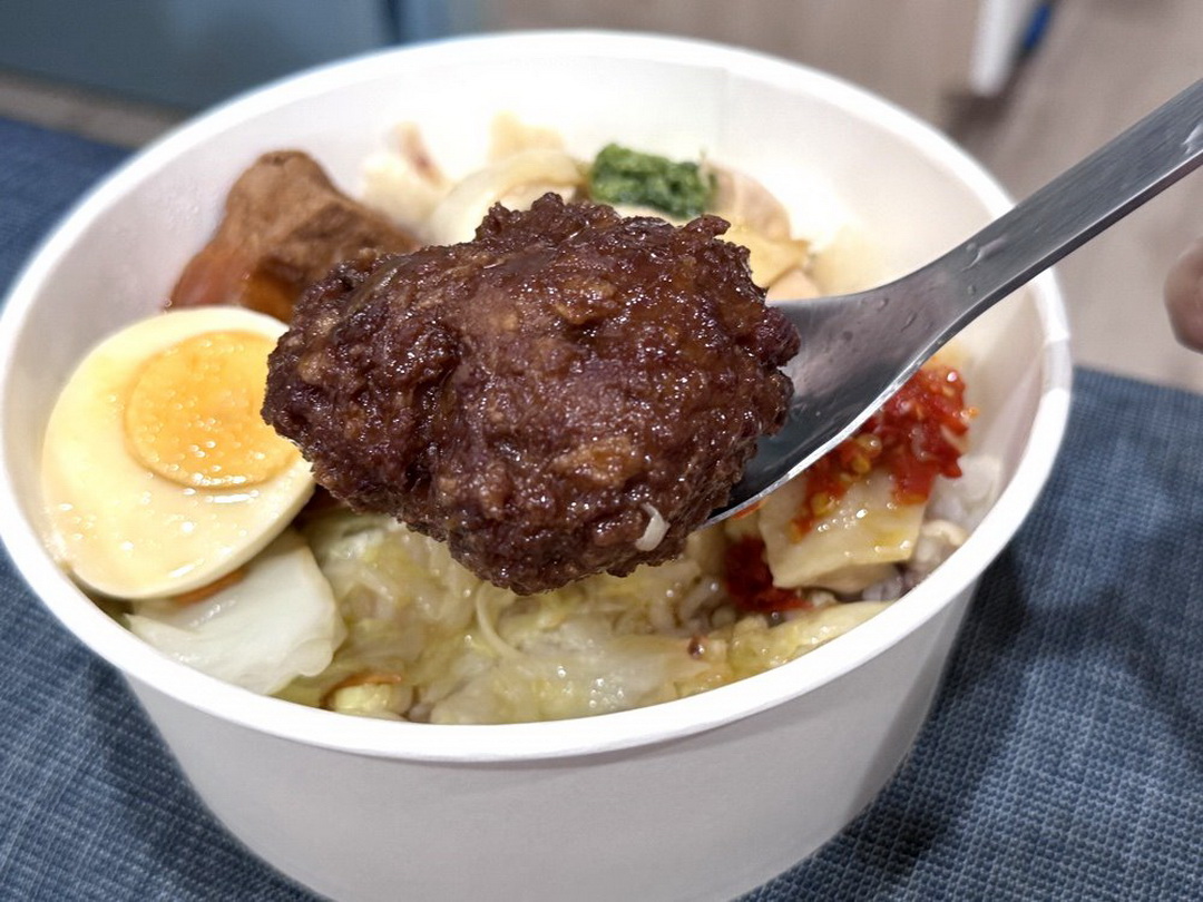 【雞肉本家逢甲店】台中逢甲便當推薦,超嫩海南雞配上獅子頭,簡約質感系飯食推薦! @猴屁的異想世界 【雞肉本家逢甲店】台中逢甲便當推薦,超嫩海南雞配上獅子頭,簡約質感系飯食推薦! @猴屁的異想世界