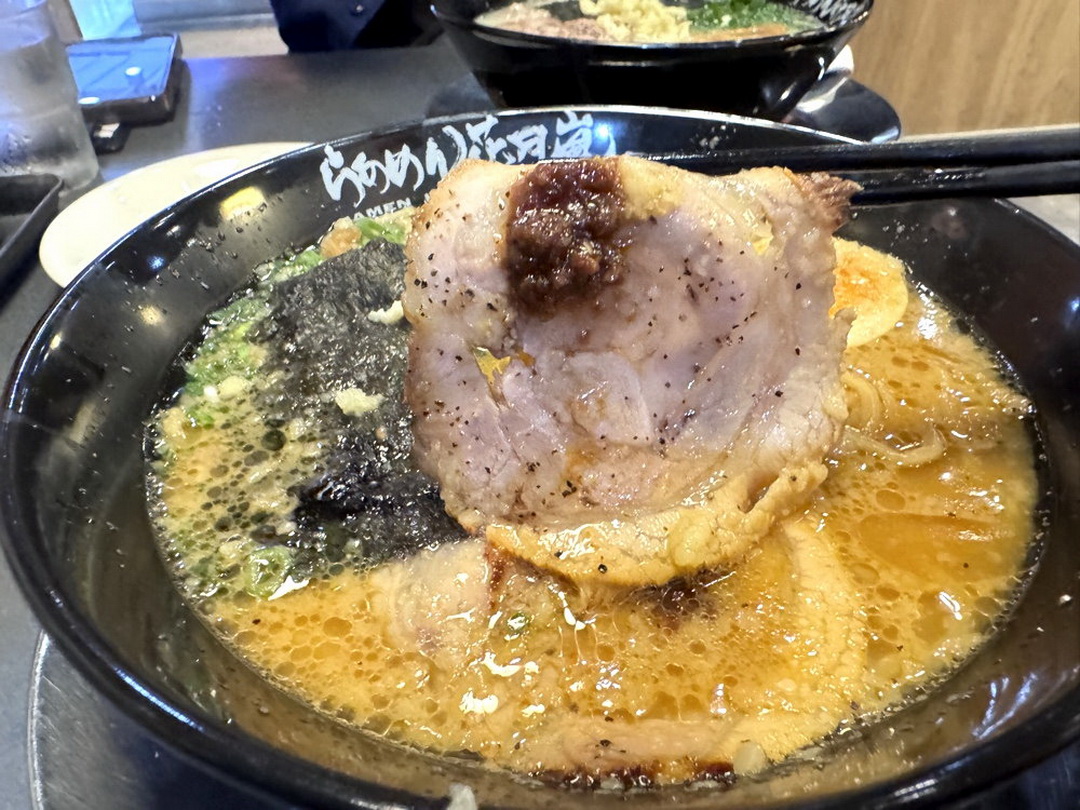 花月嵐拉麵台中文心家樂福店｜最強大蒜拳骨蒜味拉麵推薦，免費生蒜加爆超過癮！ @猴屁的異想世界