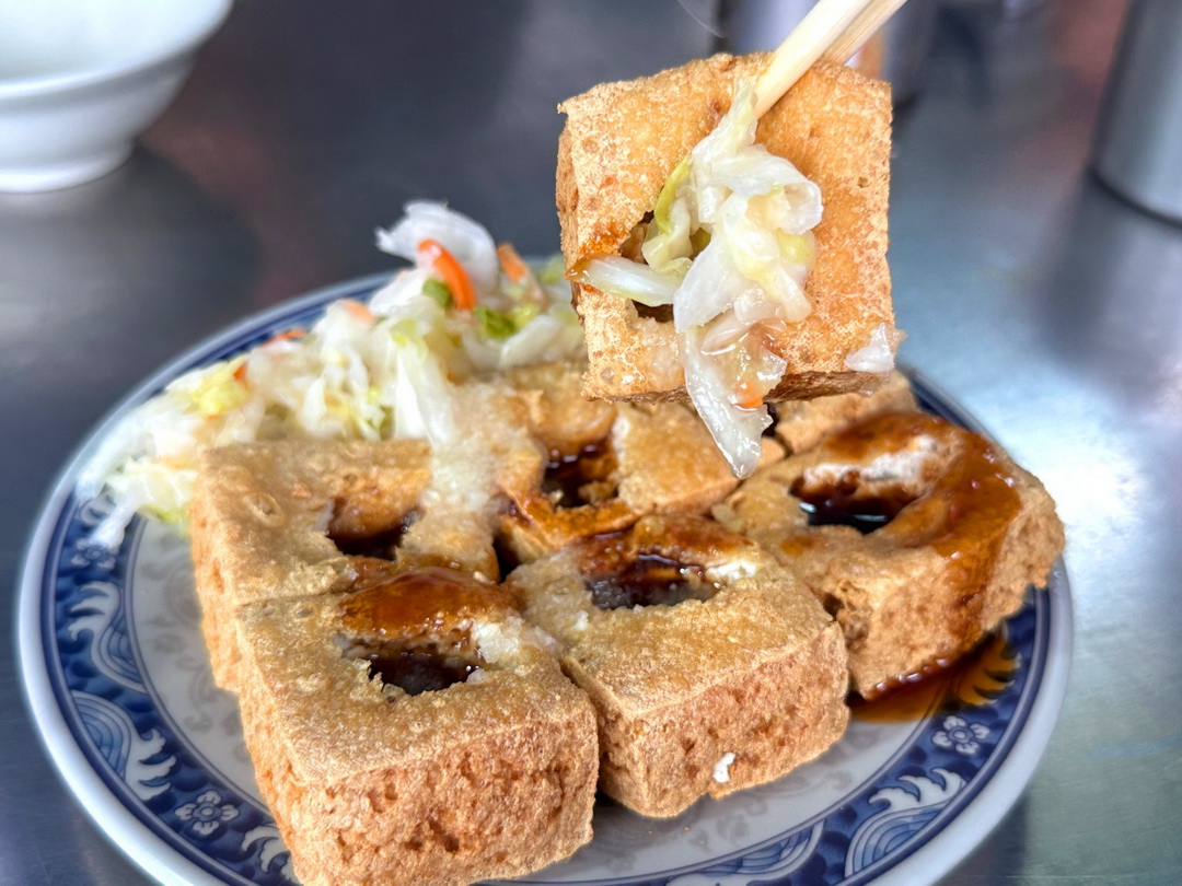 花蓮水尾臭豆腐台中自由店|台中超人氣臭豆腐!外酥內嫩、免費湯跟紅茶喝到滿意,假日一定排隊! @猴屁的異想世界 花蓮水尾臭豆腐台中自由店|台中超人氣臭豆腐!外酥內嫩、免費湯跟紅茶喝到滿意,假日一定排隊! @猴屁的異想世界