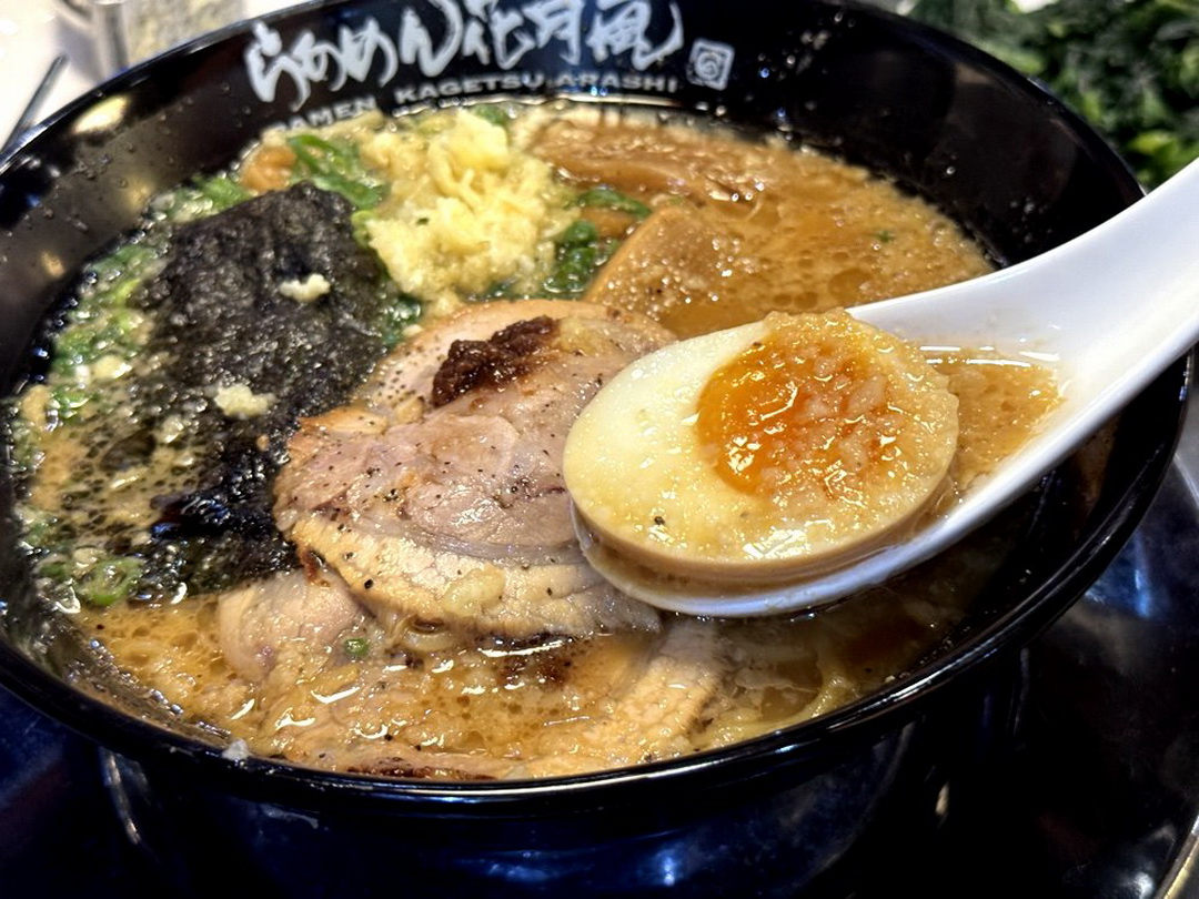 花月嵐拉麵台中文心家樂福店｜最強大蒜拳骨蒜味拉麵推薦，免費生蒜加爆超過癮！ @猴屁的異想世界