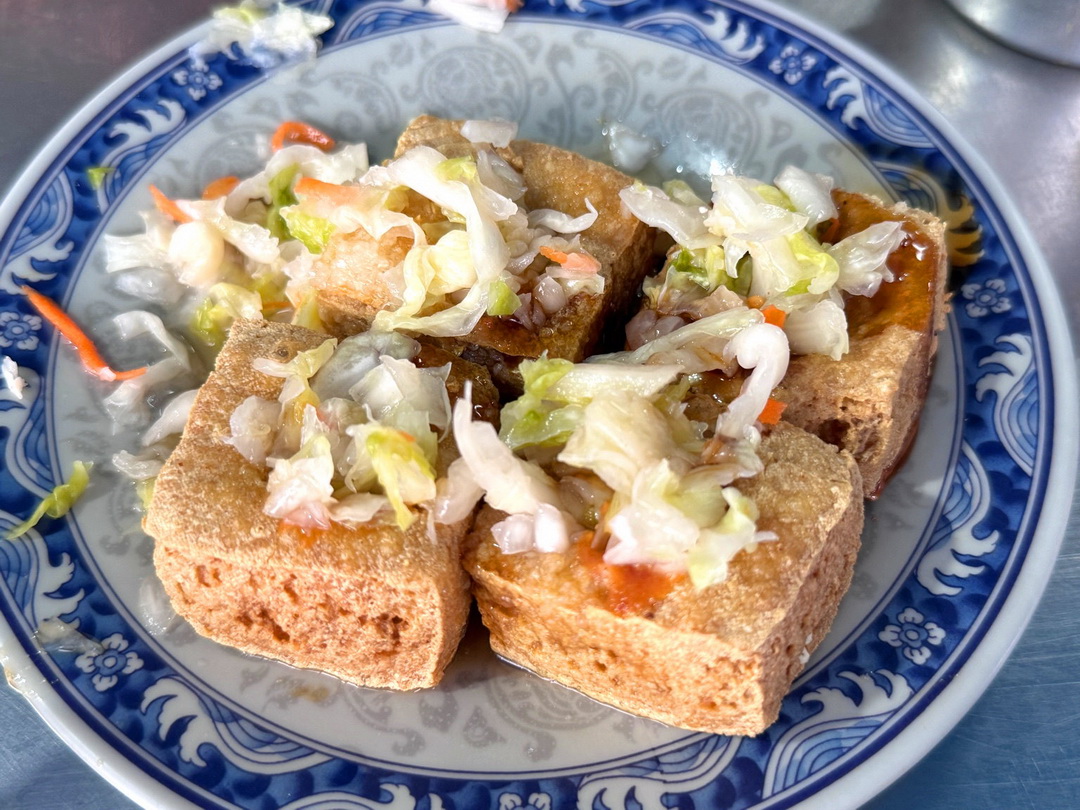花蓮水尾臭豆腐台中自由店|台中超人氣臭豆腐!外酥內嫩、免費湯跟紅茶喝到滿意,假日一定排隊! @猴屁的異想世界 花蓮水尾臭豆腐台中自由店|台中超人氣臭豆腐!外酥內嫩、免費湯跟紅茶喝到滿意,假日一定排隊! @猴屁的異想世界