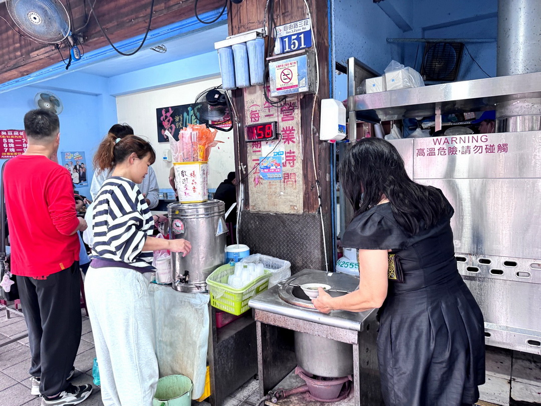 花蓮水尾臭豆腐台中自由店|台中超人氣臭豆腐!外酥內嫩、免費湯跟紅茶喝到滿意,假日一定排隊! @猴屁的異想世界 花蓮水尾臭豆腐台中自由店|台中超人氣臭豆腐!外酥內嫩、免費湯跟紅茶喝到滿意,假日一定排隊! @猴屁的異想世界