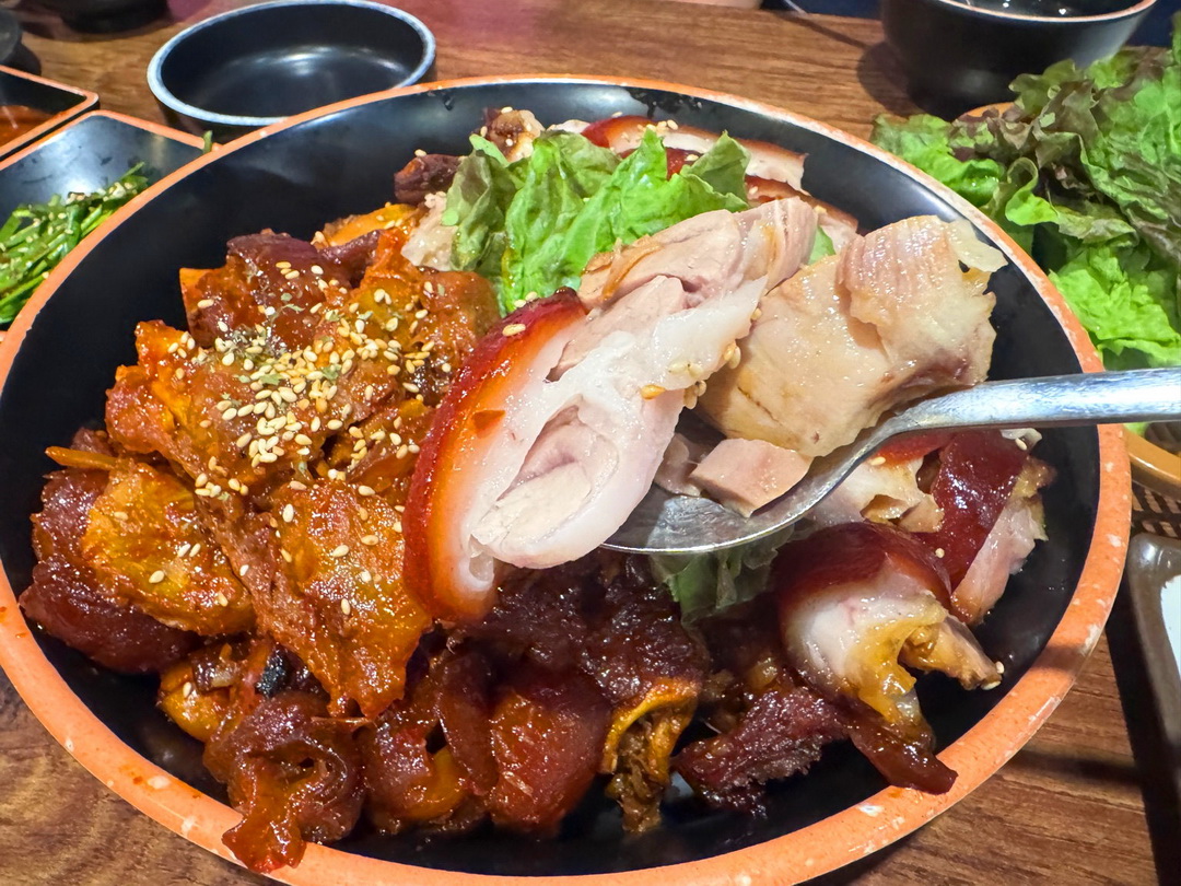 Gwonsig Jogbal권식족발|首爾聖水洞排隊豬腳名店!半半豬腳一次吃到原味+辣味,韓國節目也推薦! @猴屁的異想世界 Gwonsig Jogbal권식족발|首爾聖水洞排隊豬腳名店!半半豬腳一次吃到原味+辣味,韓國節目也推薦! @猴屁的異想世界