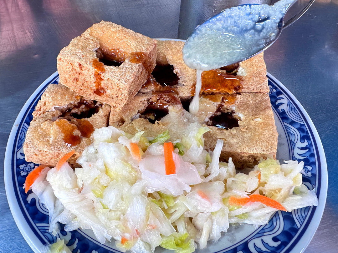 花蓮水尾臭豆腐台中自由店|台中超人氣臭豆腐!外酥內嫩、免費湯跟紅茶喝到滿意,假日一定排隊! @猴屁的異想世界 花蓮水尾臭豆腐台中自由店|台中超人氣臭豆腐!外酥內嫩、免費湯跟紅茶喝到滿意,假日一定排隊! @猴屁的異想世界