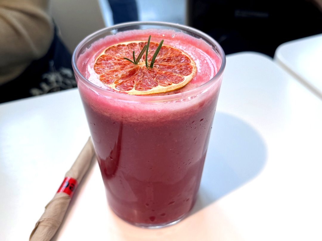 【貳樓微風南山店】台北信義區早午餐推薦，最美空間＋飲料續杯，義大利麵也好吃 @猴屁的異想世界