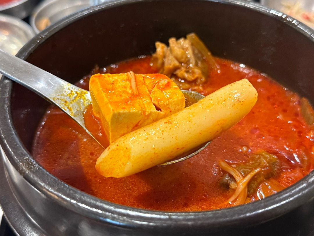 【韓國大排檔】信義區韓式料理推薦，雪濃辣泡菜牛肉湯飯熱呼呼超過癮，永吉路巷弄美食 @猴屁的異想世界