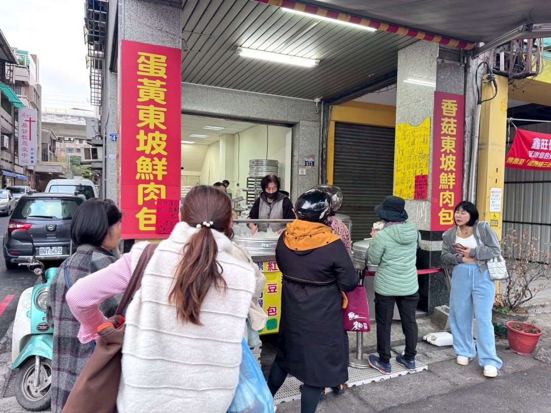 【向陽東坡蛋黃鮮肉包】台中超人氣排隊美食,蛋黃鮮肉包爆汁必吃,三種口味通通30元 @猴屁的異想世界 【向陽東坡蛋黃鮮肉包】台中超人氣排隊美食,蛋黃鮮肉包爆汁必吃,三種口味通通30元 @猴屁的異想世界
