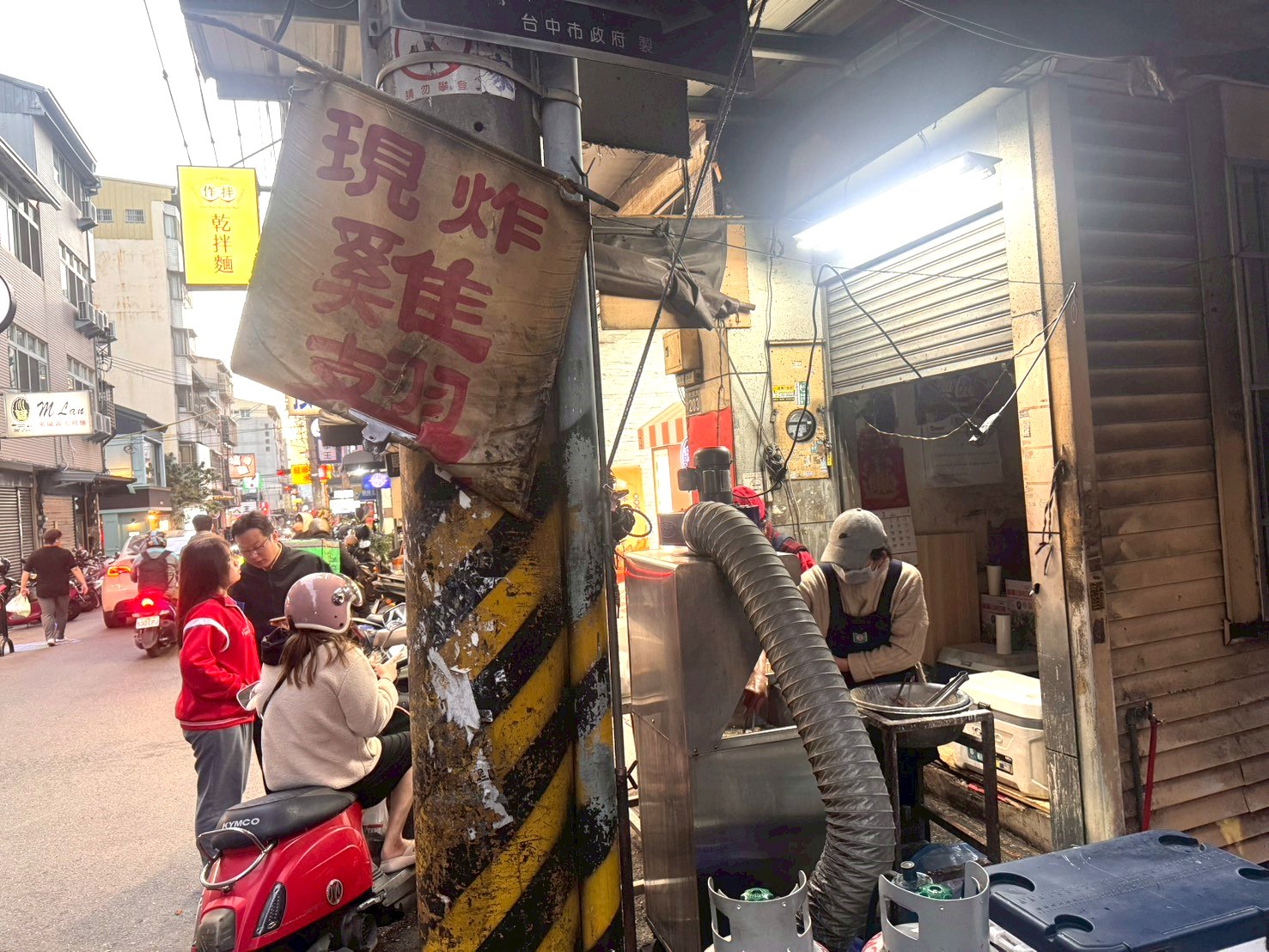 逢甲無名現炸雞翅|台中西屯美食推薦,西安街排隊銅板小吃,厚實多汁雞翅只要25元 @猴屁的異想世界 逢甲無名現炸雞翅|台中西屯美食推薦,西安街排隊銅板小吃,厚實多汁雞翅只要25元 @猴屁的異想世界