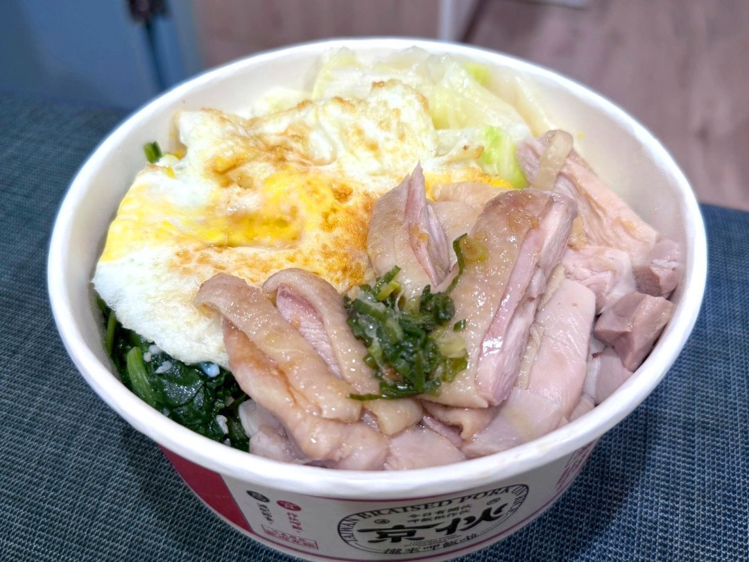 【京伙西屯店】台中西屯便當推薦，海南雞飯炸燒肉雙拼人氣必點，雞湯喝到飽 @猴屁的異想世界