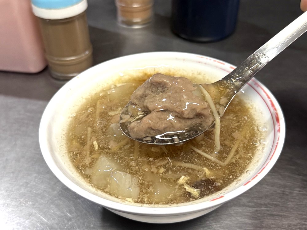 【寶島蚵仔麵線】台中第三市場美食推薦，蝦仁羹、蚵仔麵線太晚來就吃不到 @猴屁的異想世界