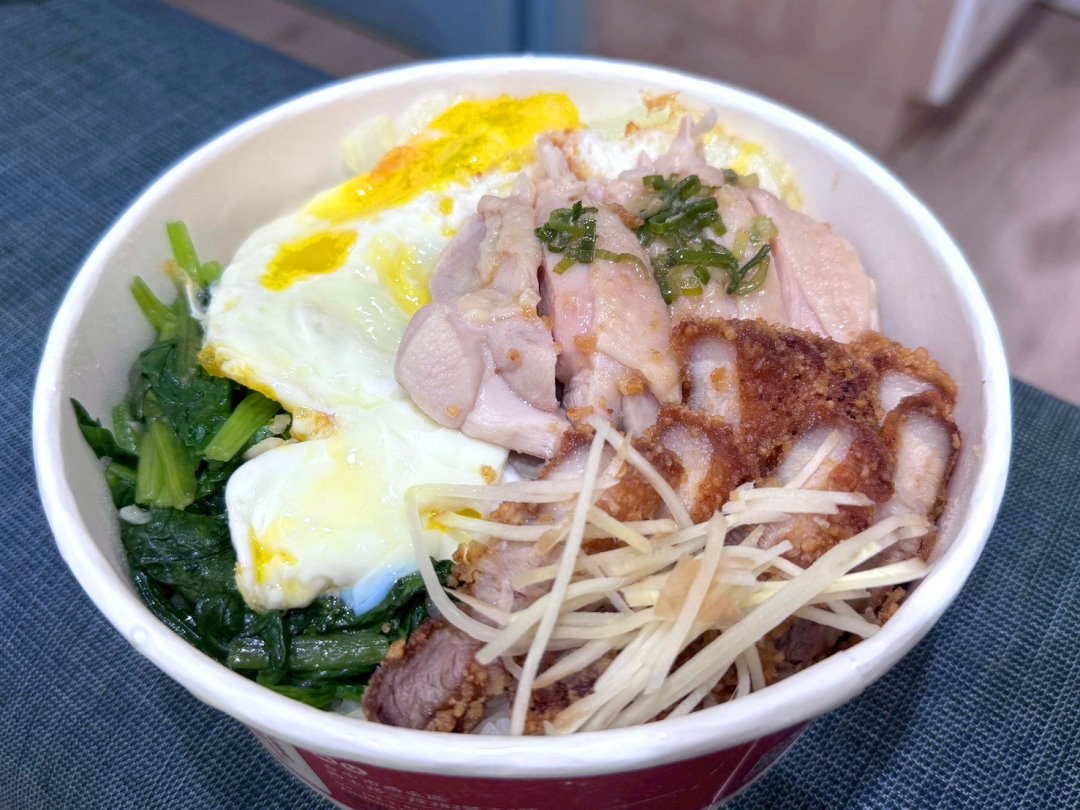 【京伙西屯店】台中西屯便當推薦，海南雞飯炸燒肉雙拼人氣必點，雞湯喝到飽 @猴屁的異想世界