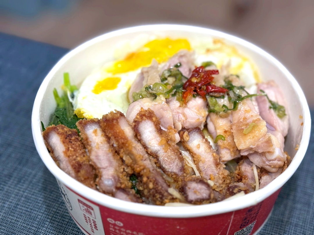 【京伙西屯店】台中西屯便當推薦，海南雞飯炸燒肉雙拼人氣必點，雞湯喝到飽 @猴屁的異想世界