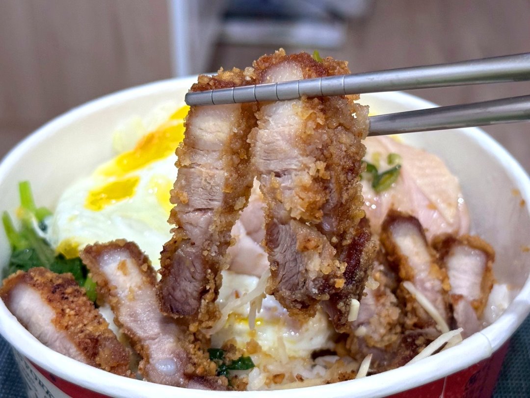【京伙西屯店】台中西屯便當推薦，海南雞飯炸燒肉雙拼人氣必點，雞湯喝到飽 @猴屁的異想世界